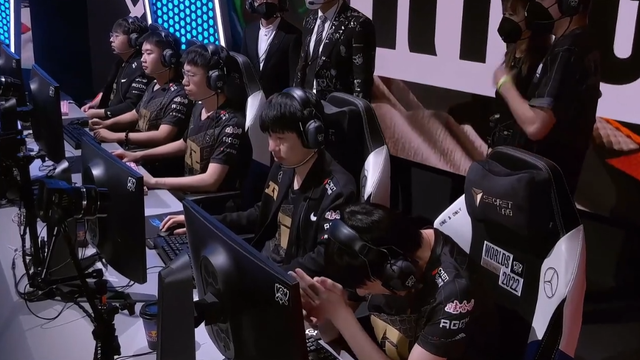 RNG首战失利赛后海报引争议：比赛还没打默认赢DRX？