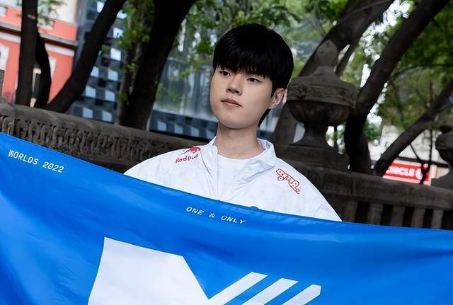 RNG首败后，LCK女主持现场跳舞庆祝，DRX发文嘲讽LPL