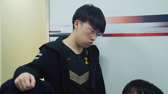 LOL：RNG用事实证明离不开Uzi，小虎小明世界赛稳定发挥，带不动