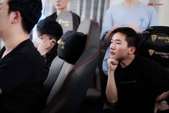 电竞喜剧人！S12前JDG发出征视频，369跟Hope“大打出手”