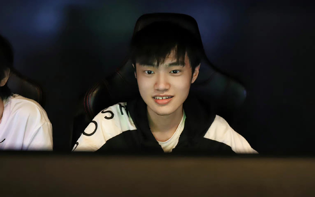 LPL选手美服降维打击，国外主播OB左手20杀无解卡萨丁！