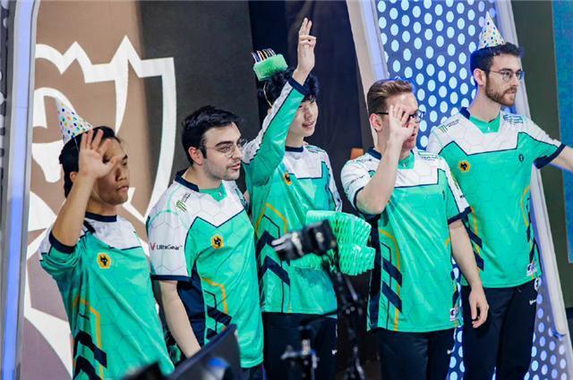 LPL解说发小作文，LCK解说现场跳舞，都输给英文流解说的“鞋酒”