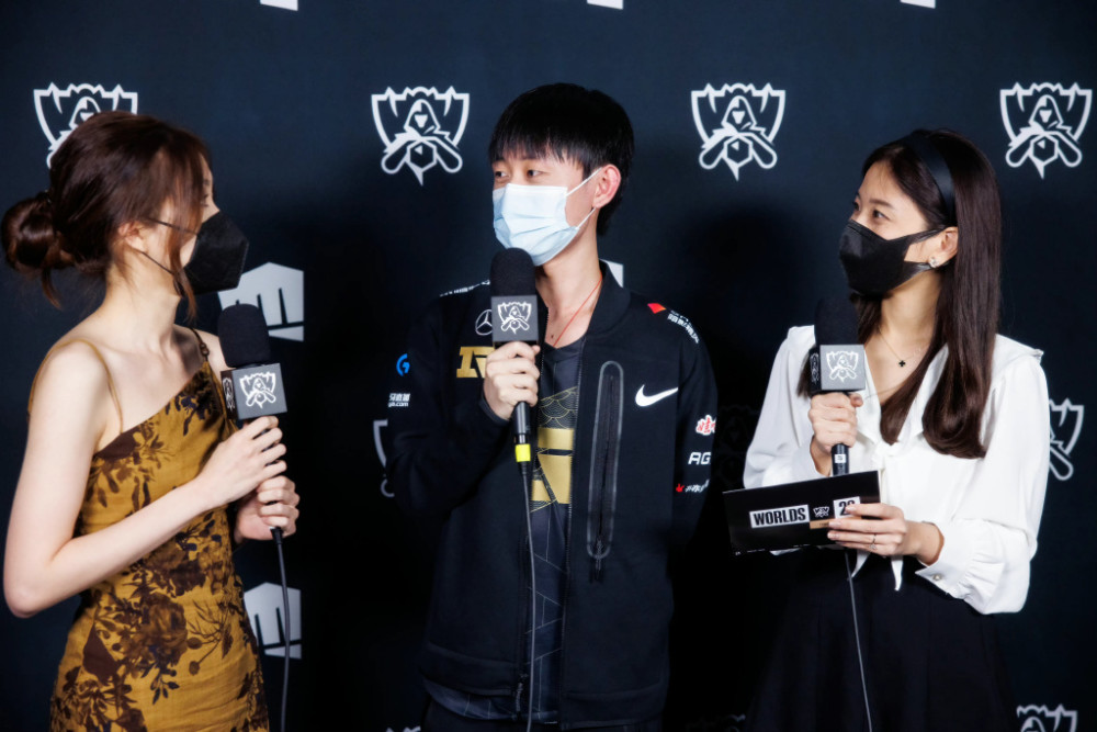 小明不愿听教练安排：要打出LPL风格，小虎不给拳头面子：大家早睡