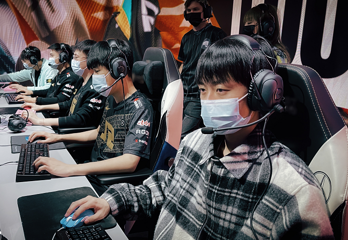真的是“明世隐”？RNG首战不敌DRX落败，这波上野决策太逆天！