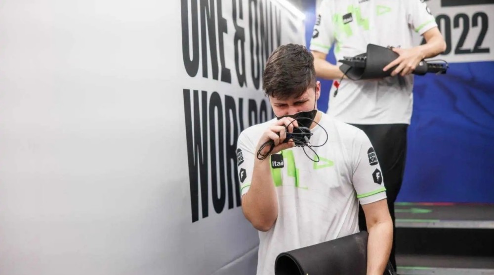 S12日本队晋级，选手泪洒现场！RNG复刻EDG剧本，BO5首战DFM