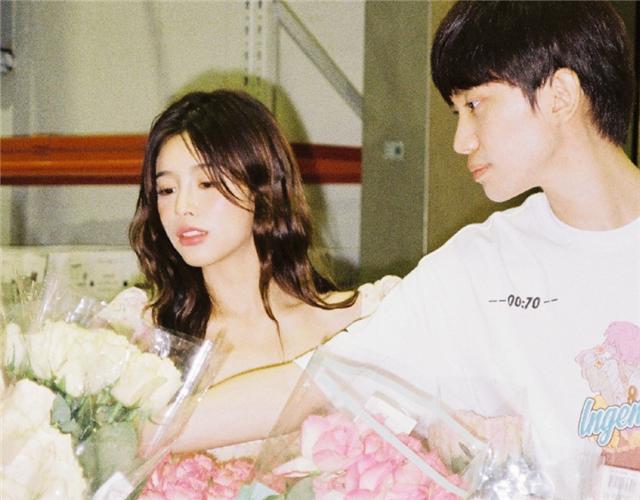 doinb休赛期当奶爸，买好婴儿床又要手洗小衣服，在镜头前听心音