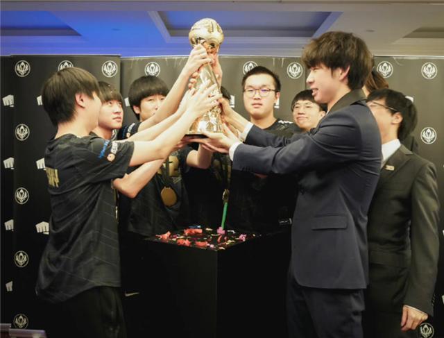 RNG的s12成绩遭联盟提前“预告”：止步八强，发现不对劲急忙删掉