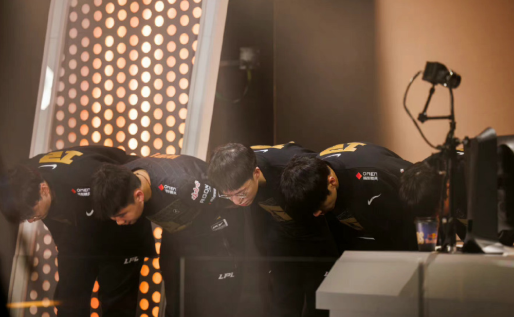 DFM被淘汰教练跪拜RNG！小明没睡醒GALA发声，赛后透露翻车原因！