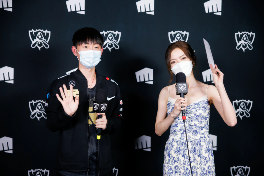 Meiko粉丝为其在时代广场应援，被网友质疑过度饭圈化，管得真宽