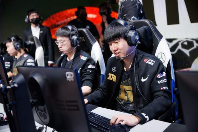 RNG有惊无险战胜DFM，打破一项尴尬纪录，继S7后BO5首胜！