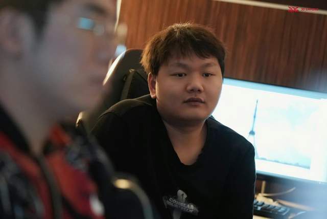 S12小组赛首日三场中韩对决：JDG胜算最大，英文解说看好小组第一