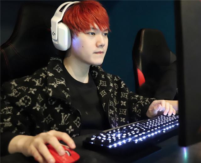 TES特地去“水手凯旋”门拍视频，jkl一头红发藏不住，水手太应景