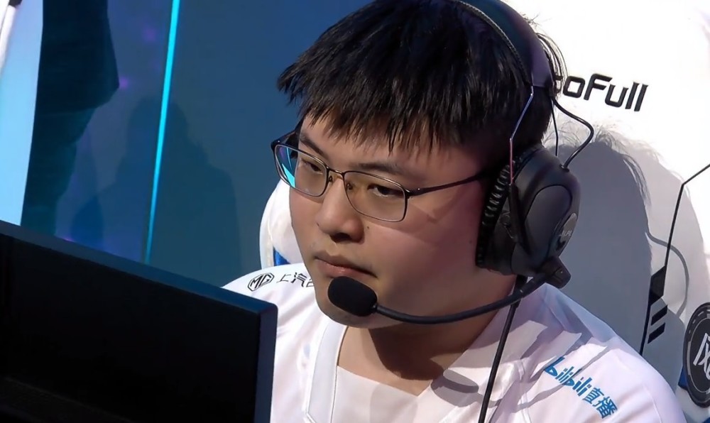 Uzi双杀LPL下路，全队开启四保一！首次撞车Doinb，最终遗憾告负