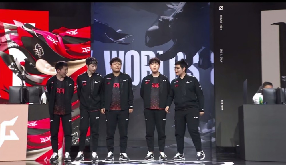 LPL开门红！JDG被团灭突然爆发，Knavi砍下12个人头，击败EG