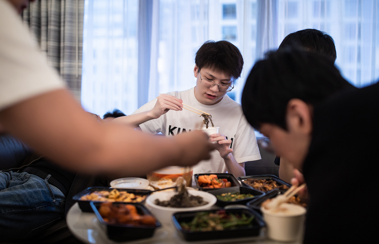 S12战队动态，EDG伙食不错，阿水红发配红鼠标，北枫：年轻真好