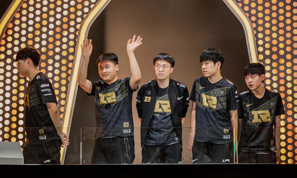 知道自己玩的差？小虎rank狂玩版本最强阿卡丽，网友却对其没信心！