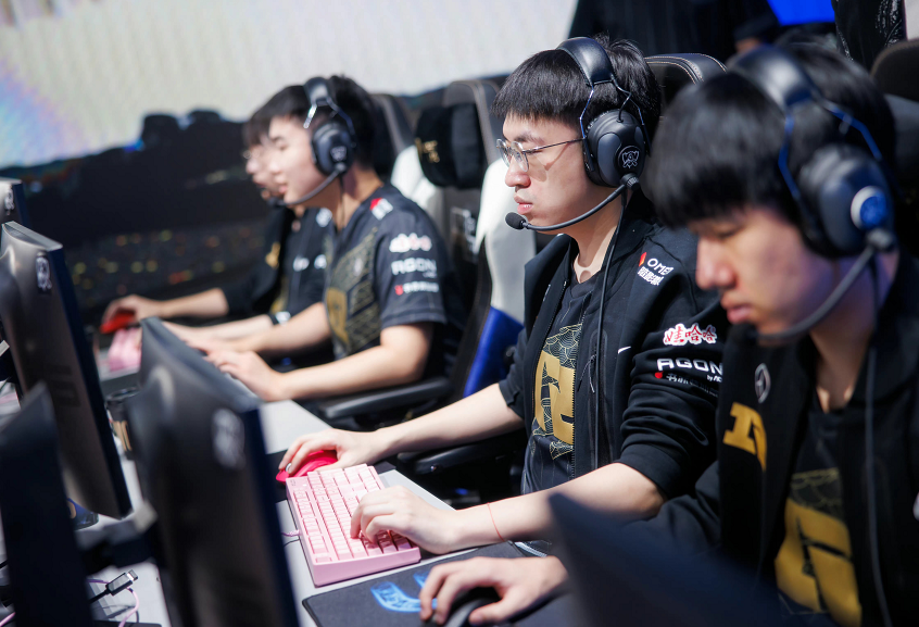 赢了DFM却遭狂喷？RNG打破历史，竟成S赛第一个输LJL的战队！