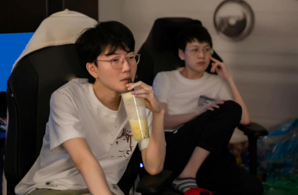 率T1轻取EDG，Zeus说出备战方式，LPL剑姬赢得尊重