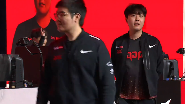 JDG拿S12首胜，团战翻盘惊呆韩国解说，看片哥全程中文采访太吸粉