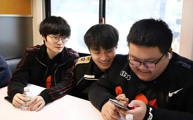 S12小组赛第二日：EDG与JDG再度出征，粉丝：稳赢的局别浪