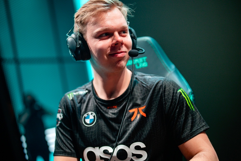 LOL：T1使用时空回溯依旧惨败FNC，李哥赛后采访惹争议，不适应