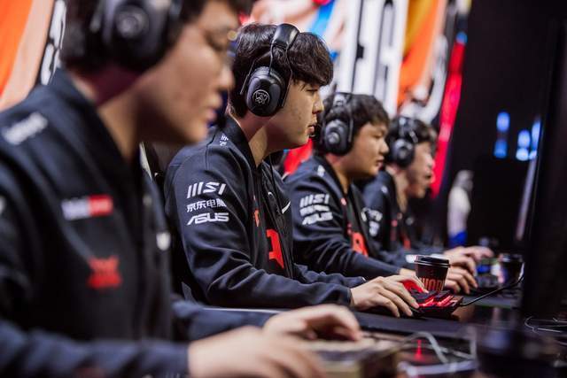 JDG给韩国观众致命一击，送LCK赛区三连败，牙膏沙皇拯救世界！