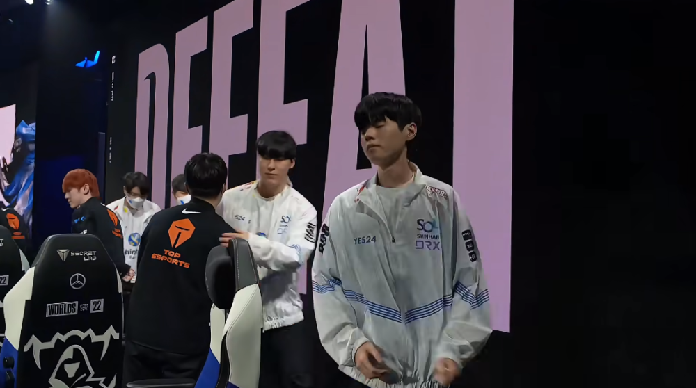 Deft击败阿水亮KT队标，女粉落泪，却因身上队服被讨论整整一天