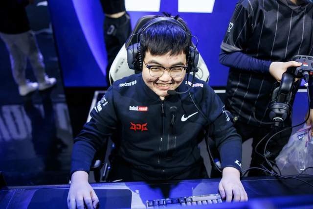 红米无愧LPL冠军教头！JDG后台画面曝光，首胜后训话队员骂醒