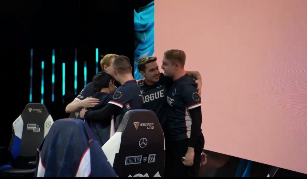 LPL第一支淘汰队伍？TES失误频频，JKL惨遭回旋踢，RGE首轮全胜