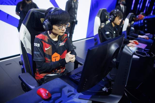 TES输给RGE后台休息室画面，小天神情落寞！