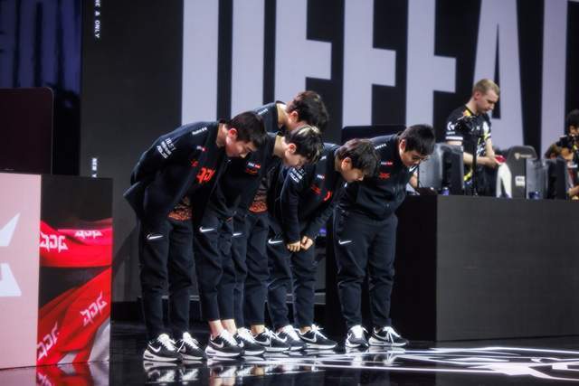 S12小组赛JDG首轮3-0全胜居榜首，锁定出线名额？