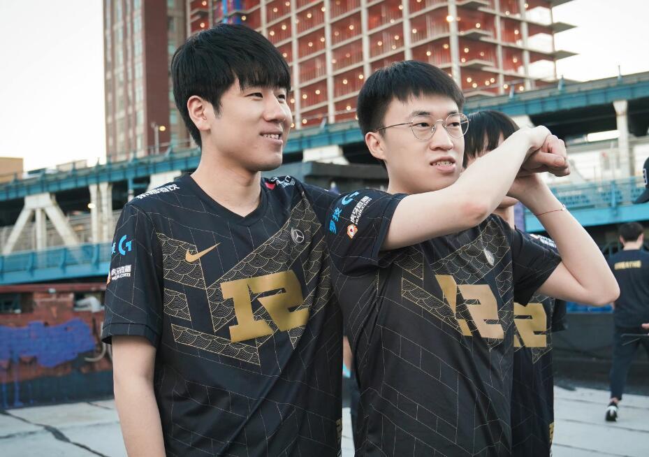 小花生接受采访，输给RNG的原因已找到，限制这两人就能取胜