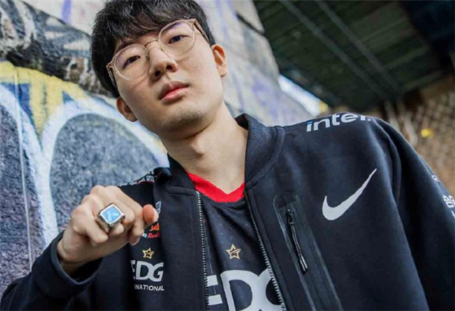 欧成在LPL最好的朋友是viper：输比赛后互相安慰，为了他努力说英文