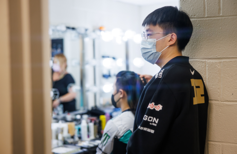 “RNG传出坏消息，被迫线上参赛”！Gala幸免，呼吸哥令人担心