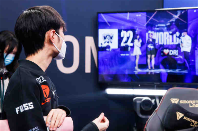 外赛区主持向阿水道歉，LPL记者力挺自家选手：他就不是甩锅的性格