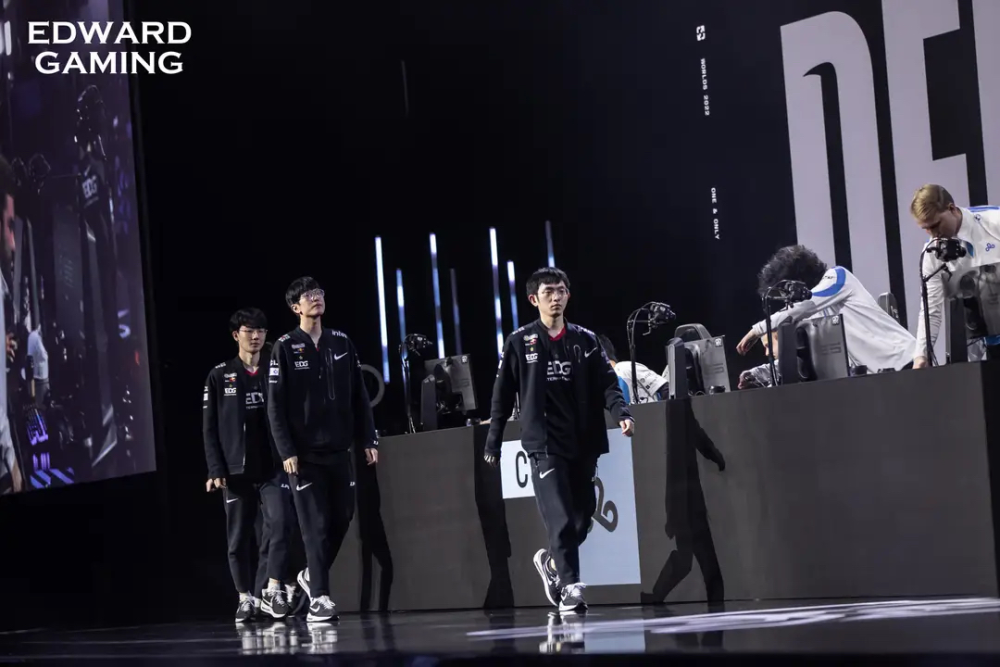 LOL：RNG官宣八人确诊，将四保一玩到了极致，EDG教练回应BP