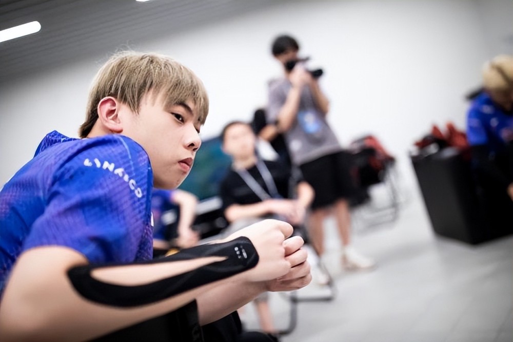 Ale休赛期开始试训其他战队？网友调侃：可以去那个红发AD的队伍