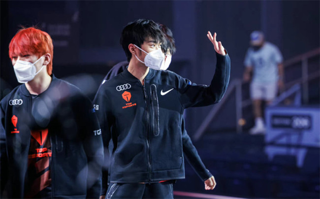 痛，太痛了！成为唯一一个两次世界赛十六强的LPL选手