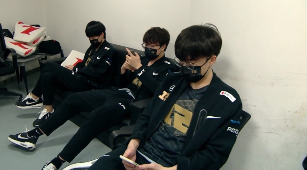 RNG遭到大量攻击！全员患病隔离，引发LCK观众不满：这回可以作弊了