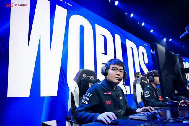 JDG碾压EG吓坏外网观众，看片哥打比赛还兼职翻译？369力压牛宝