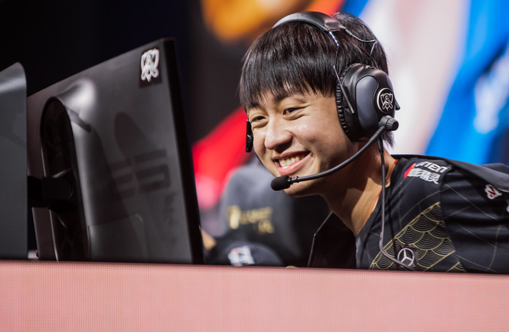 顶着病情打破纪录，小明解锁全球总决赛500助攻成就