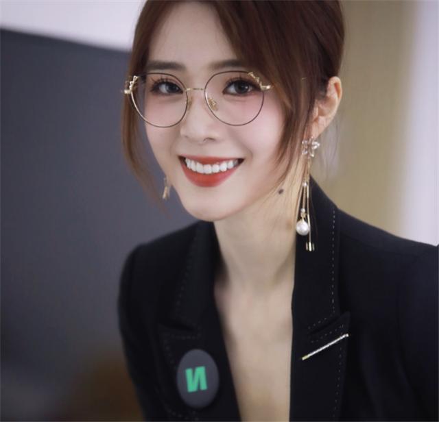 LPL女主持惹笑话：TES输余霜却恭喜他们赢？希然更2次翻错jkl采访