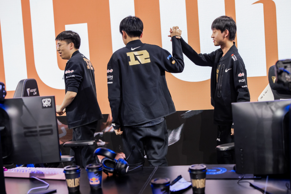 RNG战胜100T拿到八强名额，成为LPL第三个晋级八强战队