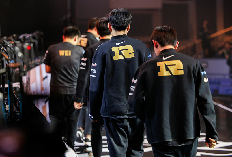 RNG小组赛真要小心了？领队发布队员症状，呼吸哥最严重！