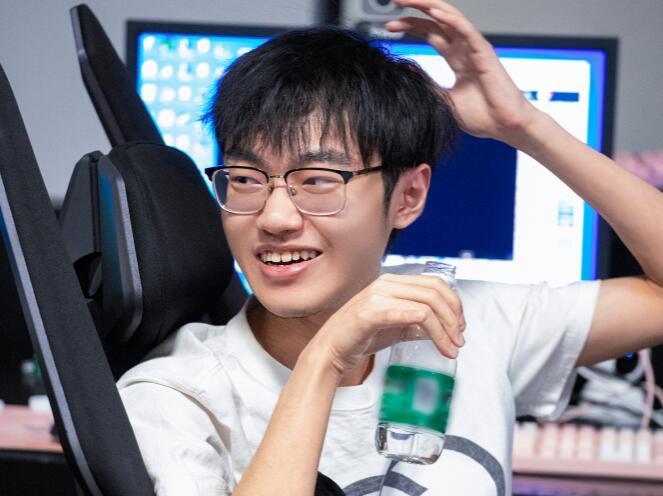 Knight在国外开启训练，在美服每场都是超神，却不利于S12比赛