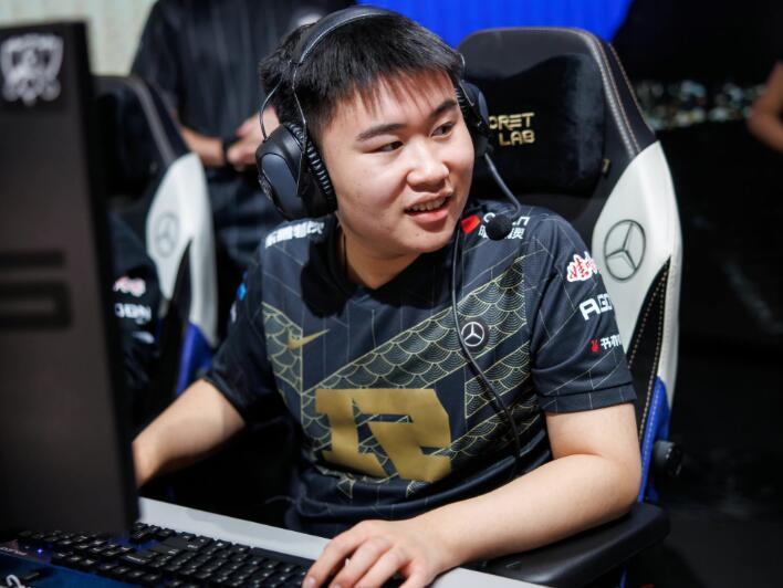 RNG成拳头最头疼的战队，选手采访时劝网友，不要熬夜看比赛