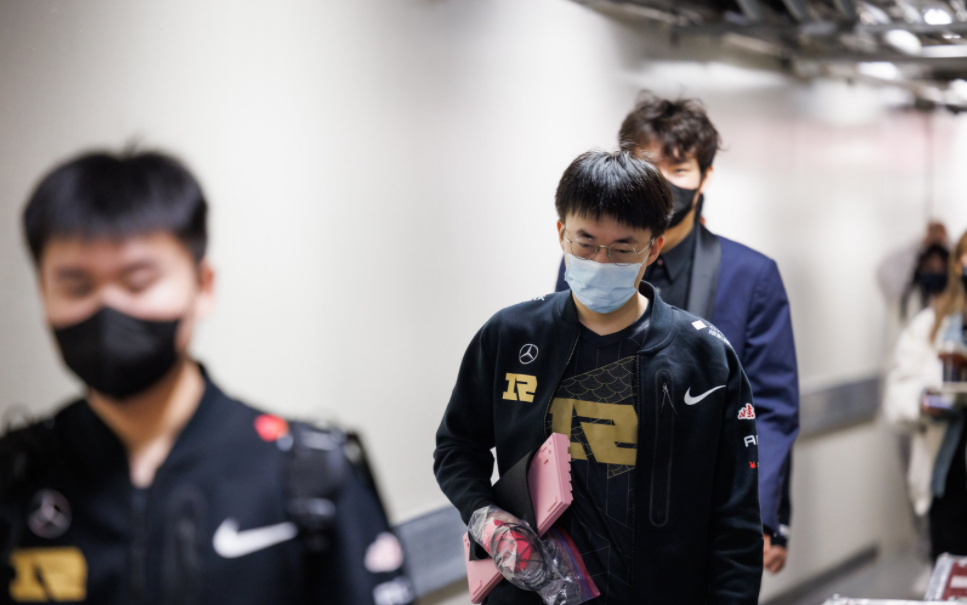 RNG输T1真相公开！小虎曝光队内问题，小明哭了，Faker再破纪录