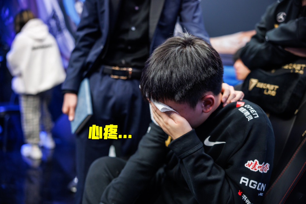 LPL全华班集体淘汰，RNG惨败T1小Wei哭了！香锅直言不该帮小虎