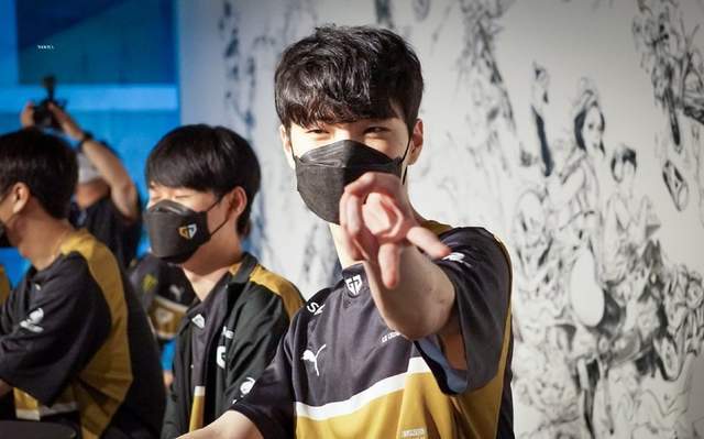 S12八强赛迎来尾声，LCK内战DK或遭淘汰，Deft对决Viper！