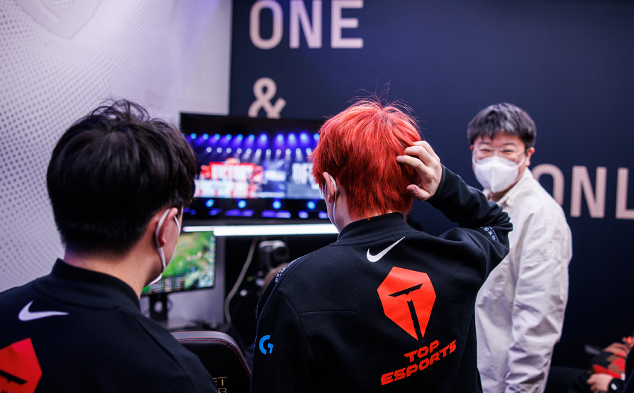 若TES下赛季解散，哪位选手会遭到疯抢？网友调侃：只能是左手！